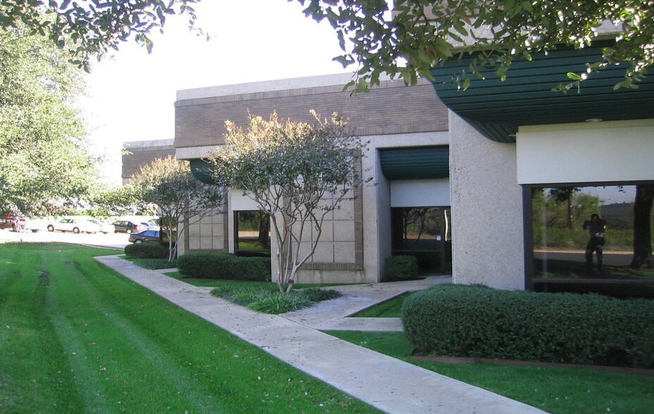 More Photos Of 2621 Ridgepoint Dr, Austin Light Distribution For Lease