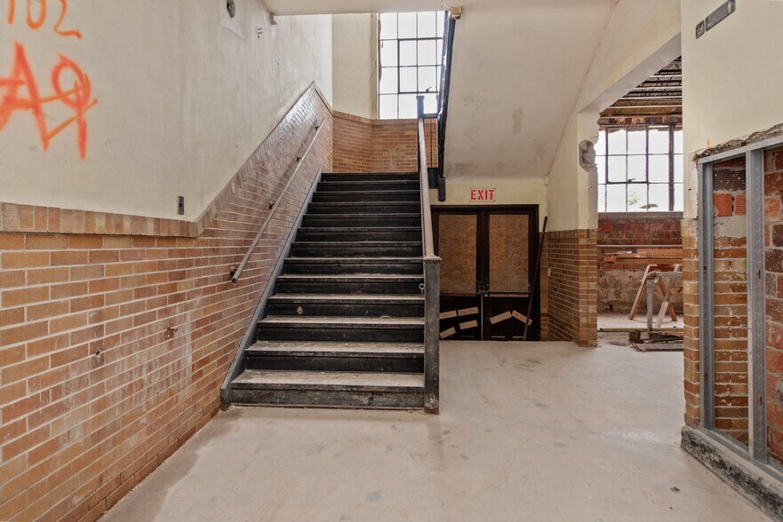 More Photos Of 200 S Green St, Georgetown Loft Creative Space For Sale