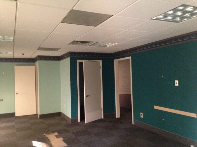 More Photos Of 737 Main St, Lumberton Office For Sale