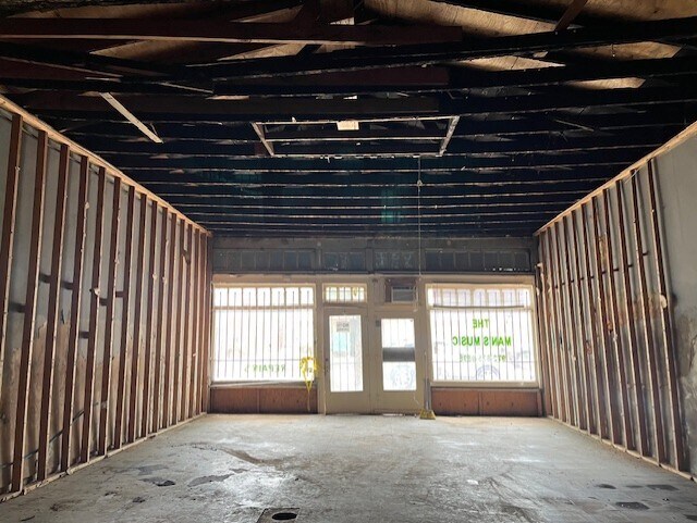 More Photos Of 111 S Dallas St, Ennis Storefront For Sale