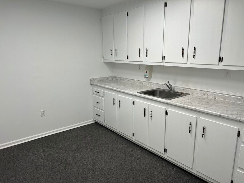 More Photos Of 148 E Peacock St, Cochran Medical For Sale