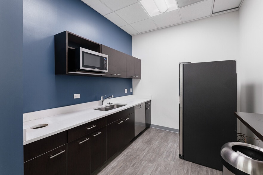 More Photos Of 5364 W Devon Ave, Chicago Medical For Sale