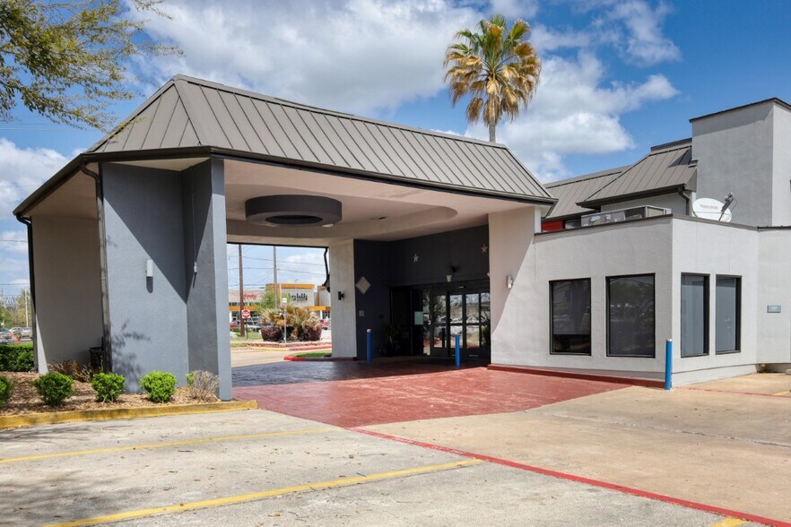 More Photos Of 889 W Bay Area Blvd, Webster Hotel For Sale