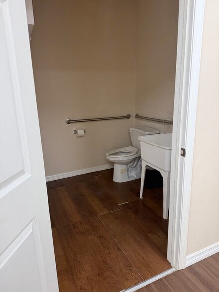 More Photos Of 1076 Business Ln, Naples Showroom For Sale