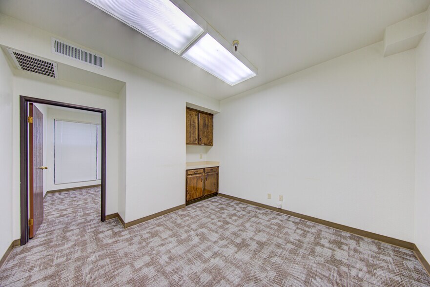 More Photos Of 4949 Buckley Way, Bakersfield Office For Sale