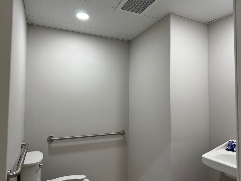 More Photos Of 9525 Boone, Houston Light Distribution For Lease