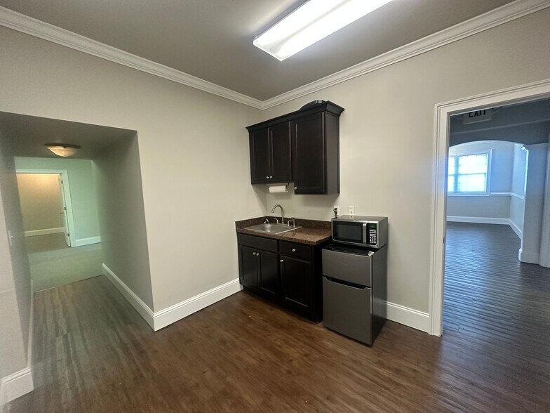 More Photos Of 327 Dahlonega St, Cumming Office For Lease
