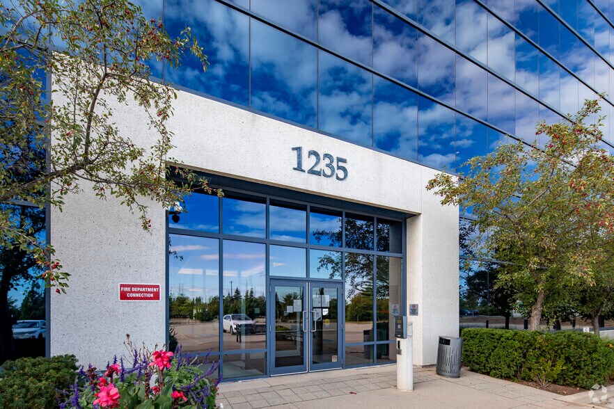 More Photos Of 1235 N Service Rd W, Oakville Office For Lease