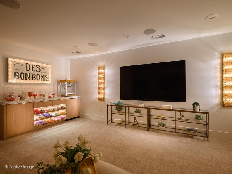 More Photos Of 2733 N Pulaski Rd, Chicago Showroom For Sale