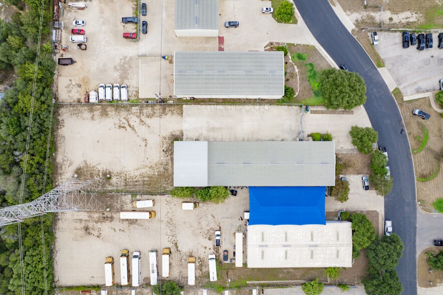 More Photos Of 13403 Western Oak Dr, Helotes Warehouse For Lease