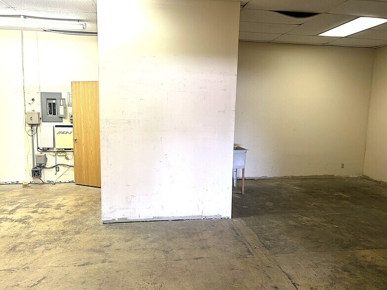 More Photos Of 220 Regional Dr, Alton Storefront Retail Office For Lease