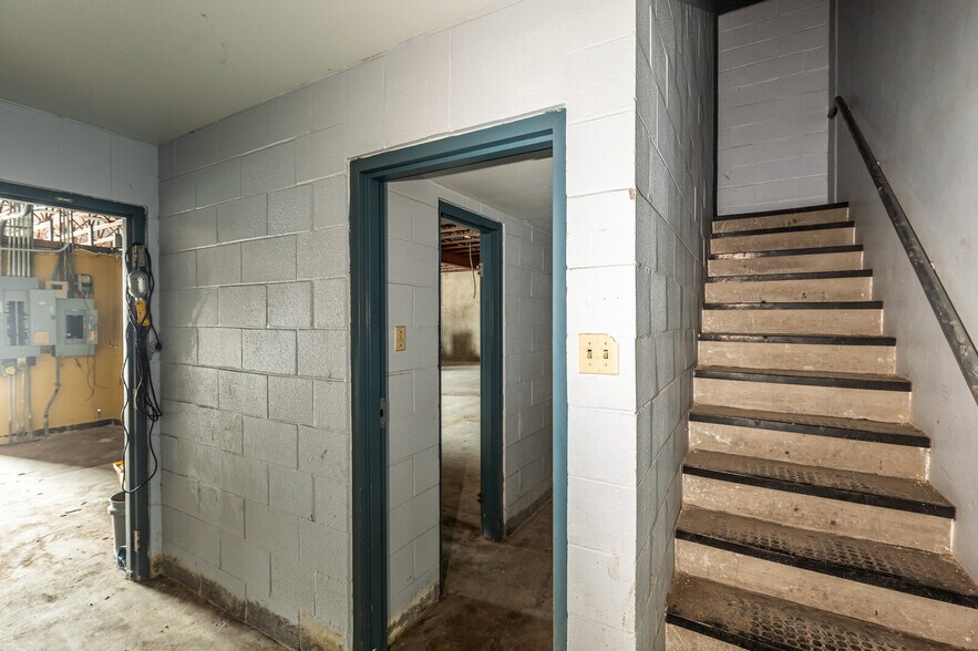 More Photos Of 1210 Lake Air Dr, Waco Freestanding For Sale