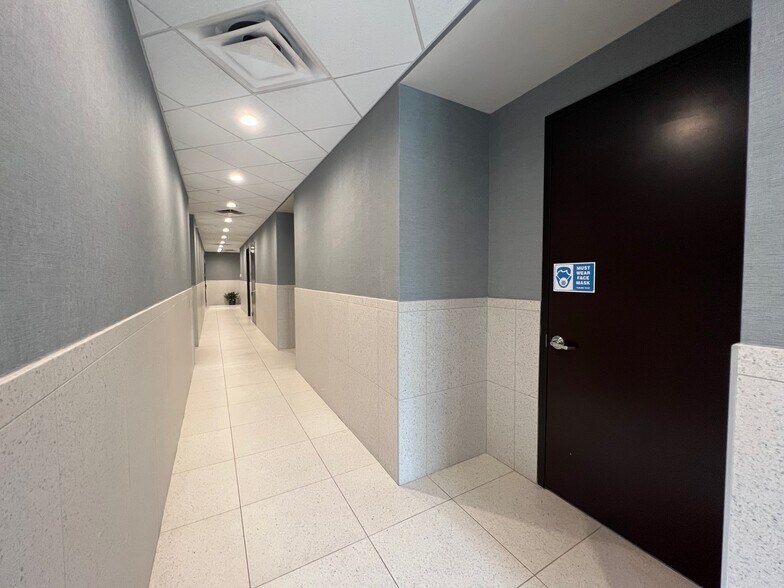 More Photos Of 2621 Cattlemen Rd, Sarasota Office For Lease