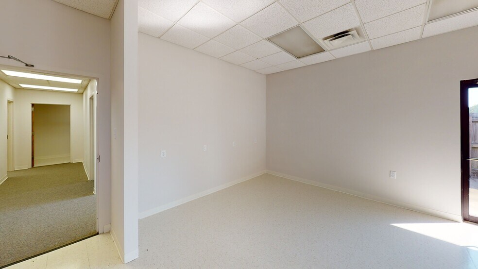 More Photos Of 2900 S Main St, Searcy Office For Sale