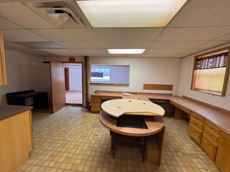 More Photos Of 4590 Eagle Creek Rd, Leavittsburg Showroom For Lease