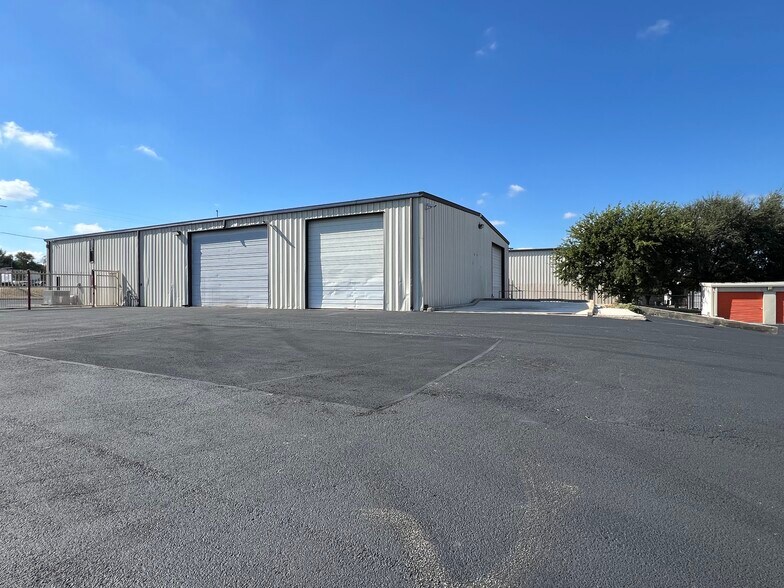 More Photos Of 1974 US Hwy 90, Seguin Self Storage For Lease