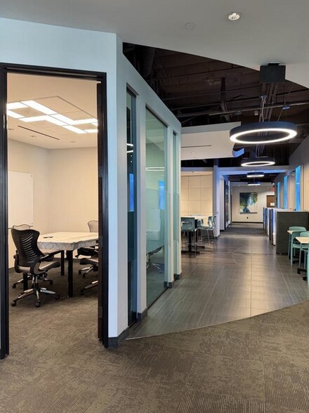 More Photos Of 7135 E Camelback Rd, Scottsdale Coworking Space