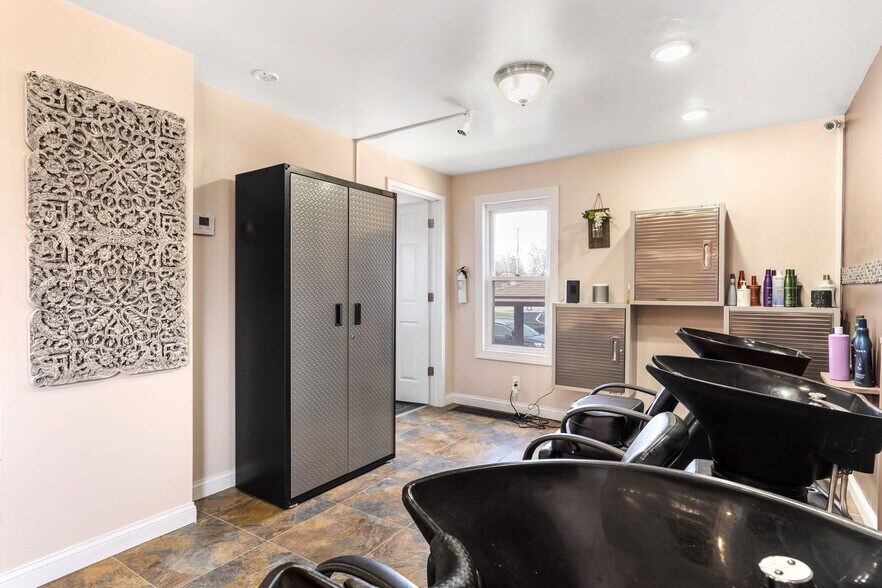 More Photos Of 565 S Meridian Rd, Youngstown Freestanding For Sale