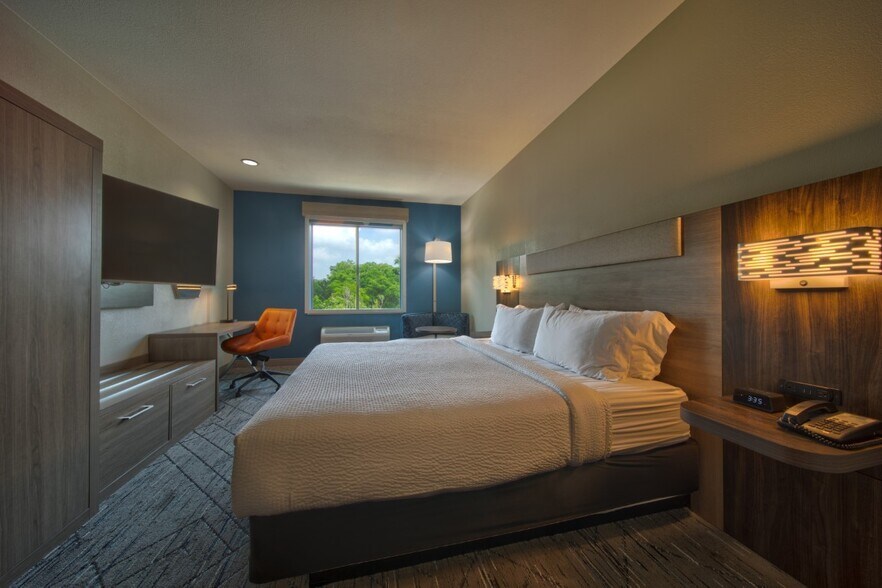 More Photos Of 600 US Highway 59 S, Cleveland Hotel For Sale
