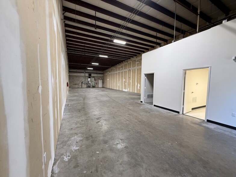 More Photos Of 6433 Pinecastle Blvd, Orlando Warehouse For Lease