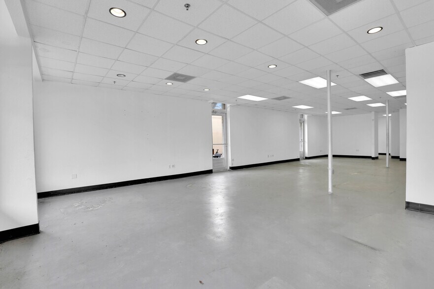 More Photos Of 150 W Main St, Lewisville Bar For Lease