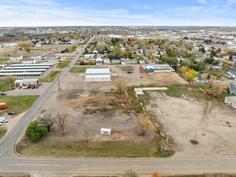 More Photos Of 4015 11th Ave SE, Minot Service For Sale