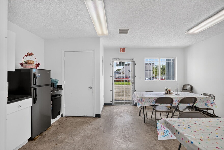 More Photos Of 2202-2204 W 78th St, Hialeah Warehouse For Sale