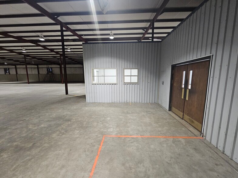 More Photos Of 2719 E Elms Rd, Killeen Warehouse For Lease