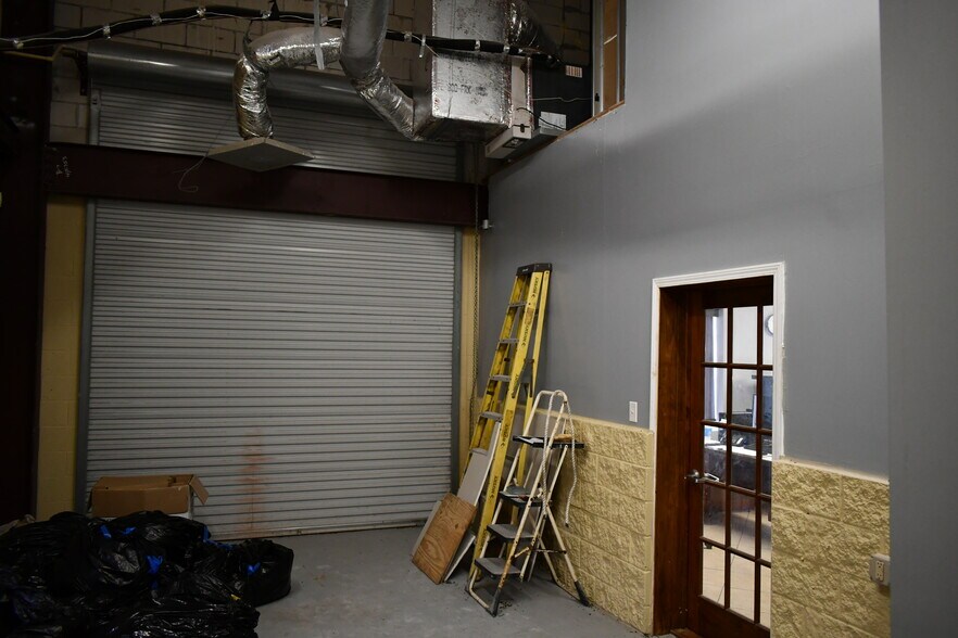 More Photos Of 2620 W Tidwell Rd, Houston Warehouse For Lease