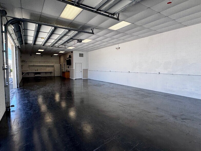 More Photos Of 218 Seaboard Ave, Venice Service For Sale