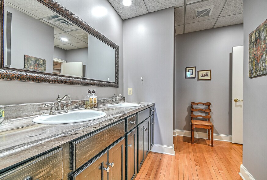 More Photos Of 220 Broad St, Kingsport Flex For Sale