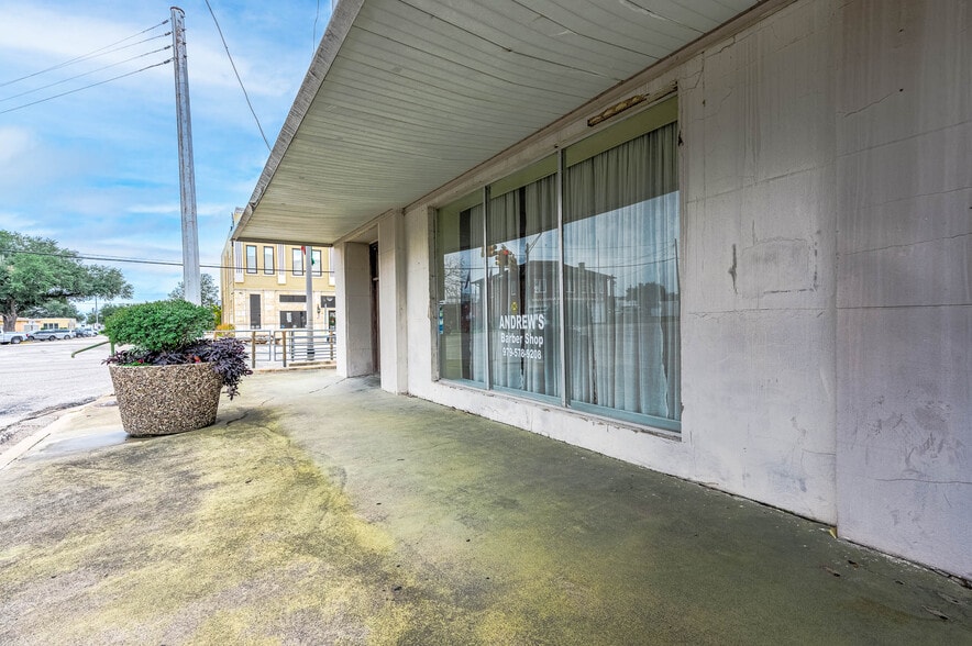 More Photos Of 101 E Monseratte St, El Campo Storefront For Sale