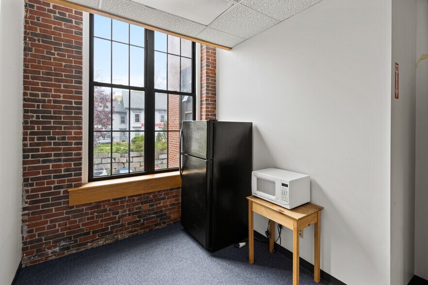 More Photos Of 2 Storer St, Kennebunk Office For Lease