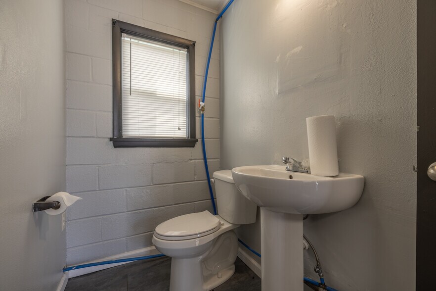 More Photos Of 220 W Lincoln St, Hawk Point General Retail For Sale