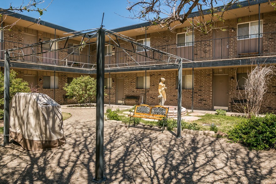 More Photos Of 1031 N Sumner St, Pampa Apartments For Sale