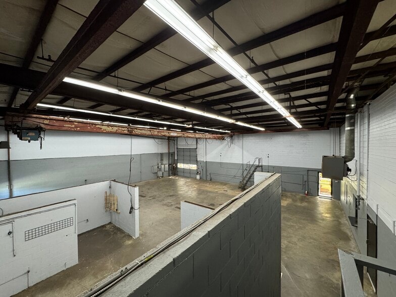 More Photos Of 300 Winona St, Knoxville Distribution For Lease