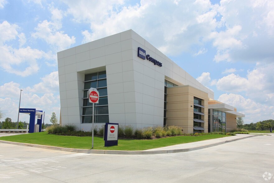 More Photos Of 5576 Grove Blvd, Hoover Bank For Lease