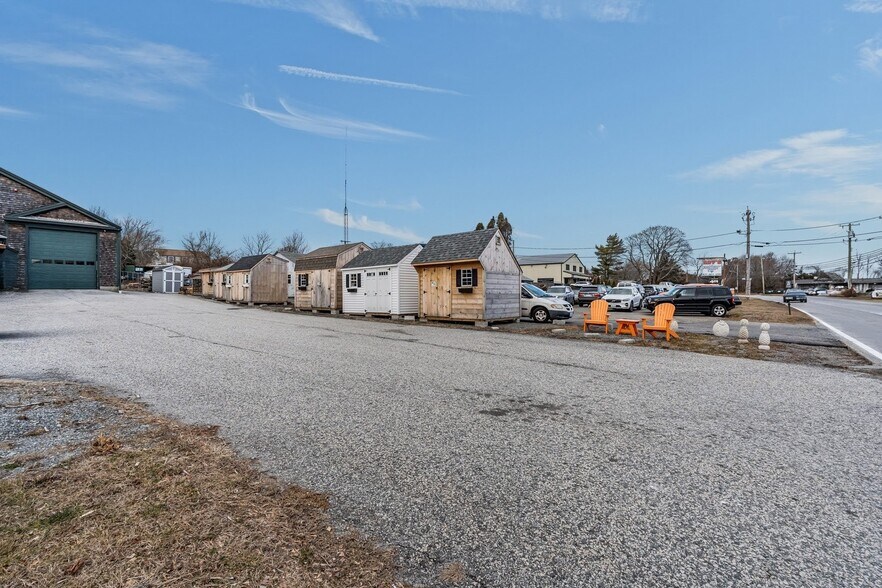 More Photos Of 1960 E Main Rd, Portsmouth Freestanding For Sale