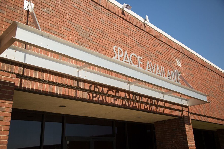 More Photos Of 3418 Midcourt Rd, Carrollton Showroom For Lease