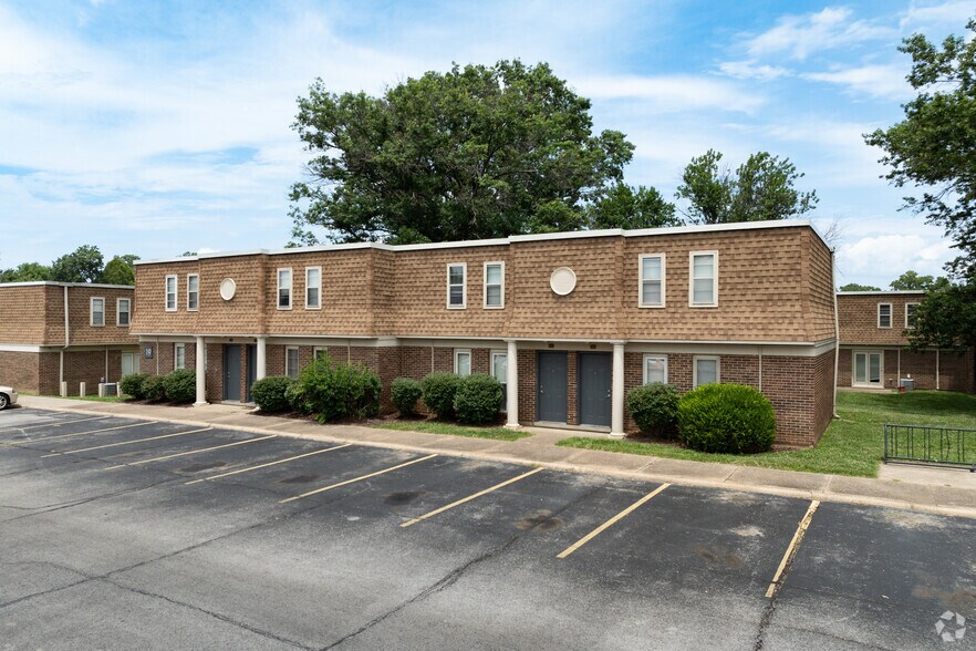 More Photos Of 800 E Grand Ave, Carbondale Apartments For Sale