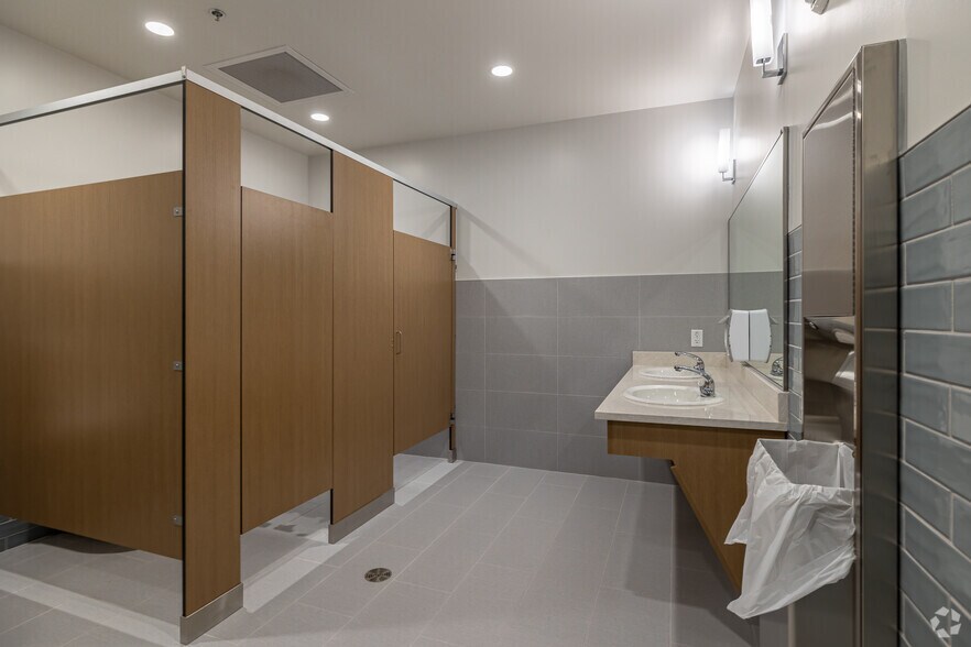 More Photos Of 3721 S Champions Dr, Rogers Medical For Lease