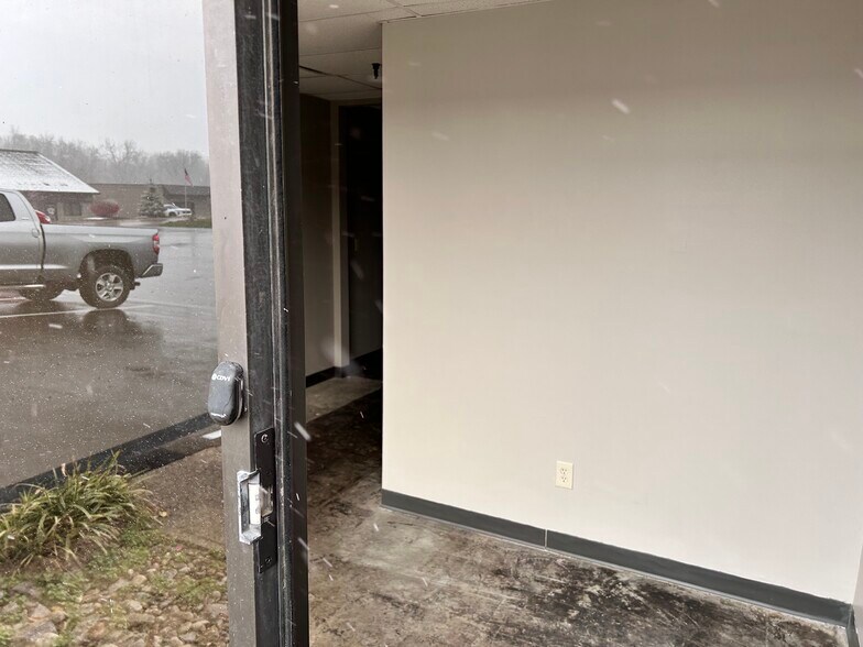 More Photos Of 526-540 Enterprise Dr, Erlanger Light Manufacturing For Lease