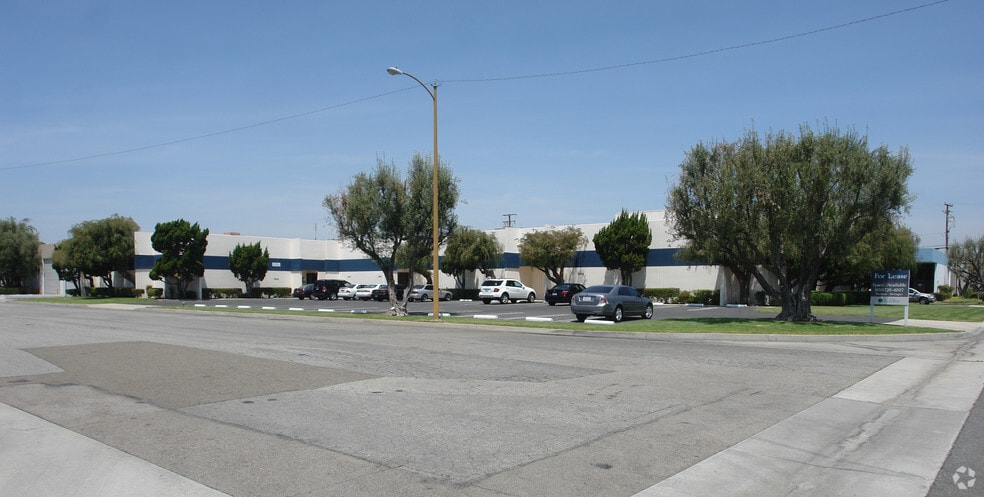 More Photos Of 13909-13929 Struikman Rd, Cerritos Warehouse For Lease