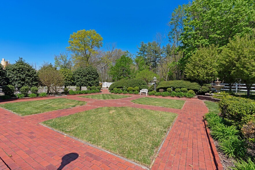 More Photos Of 1445 Catawba Ave, Newfield Service For Sale