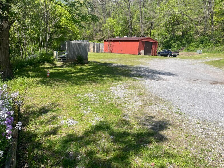 More Photos Of 102-103 Hicks Road Rd, Renfrew Flex For Sale