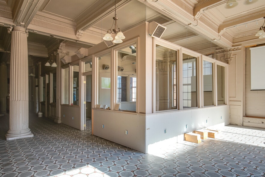 More Photos Of 113 W Bank St, Petersburg Warehouse For Sale