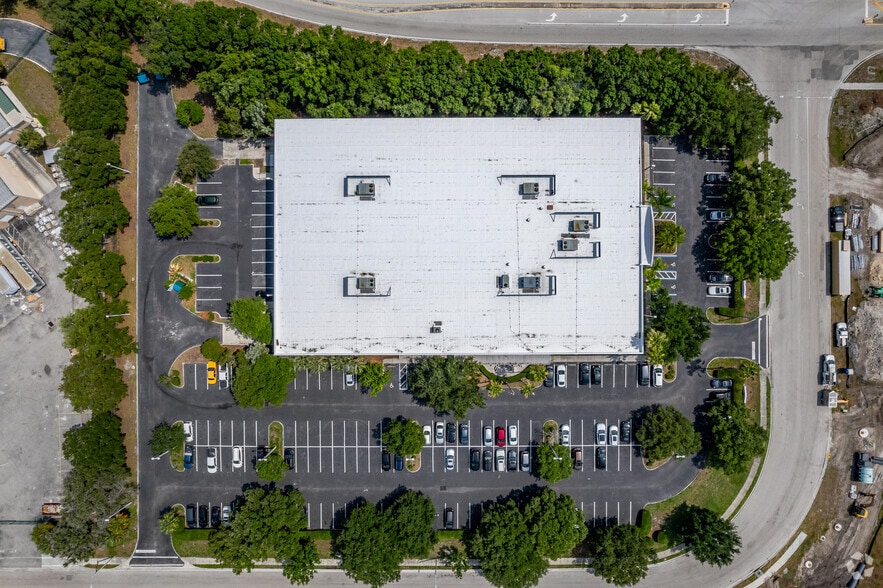 More Photos Of 2511 Corporate Way, Palmetto Light Distribution For Lease