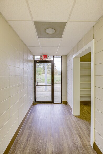 More Photos Of 6889 Paxton Rd, Vicksburg Office For Sale