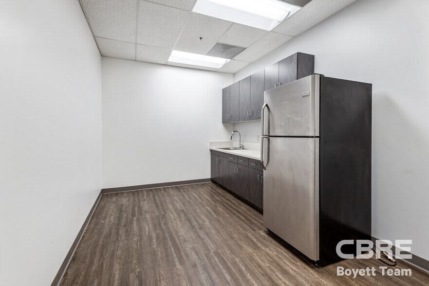 More Photos Of 26025 Mureau Rd, Calabasas Office For Sale