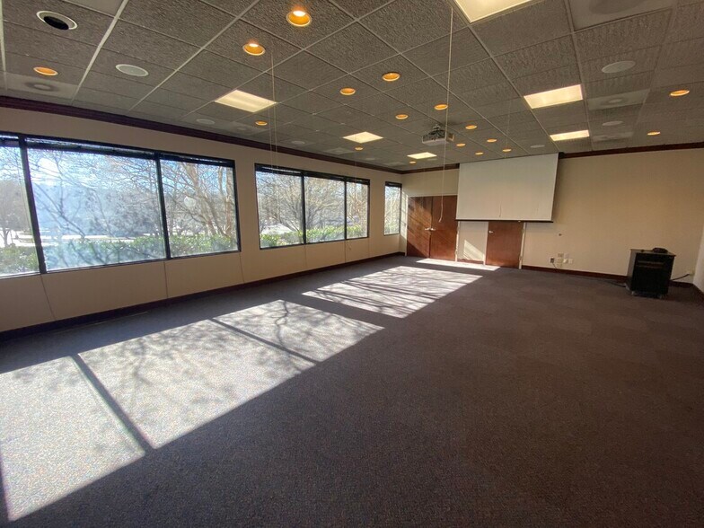 More Photos Of 4025 University Pky, Winston-Salem Unknown For Lease